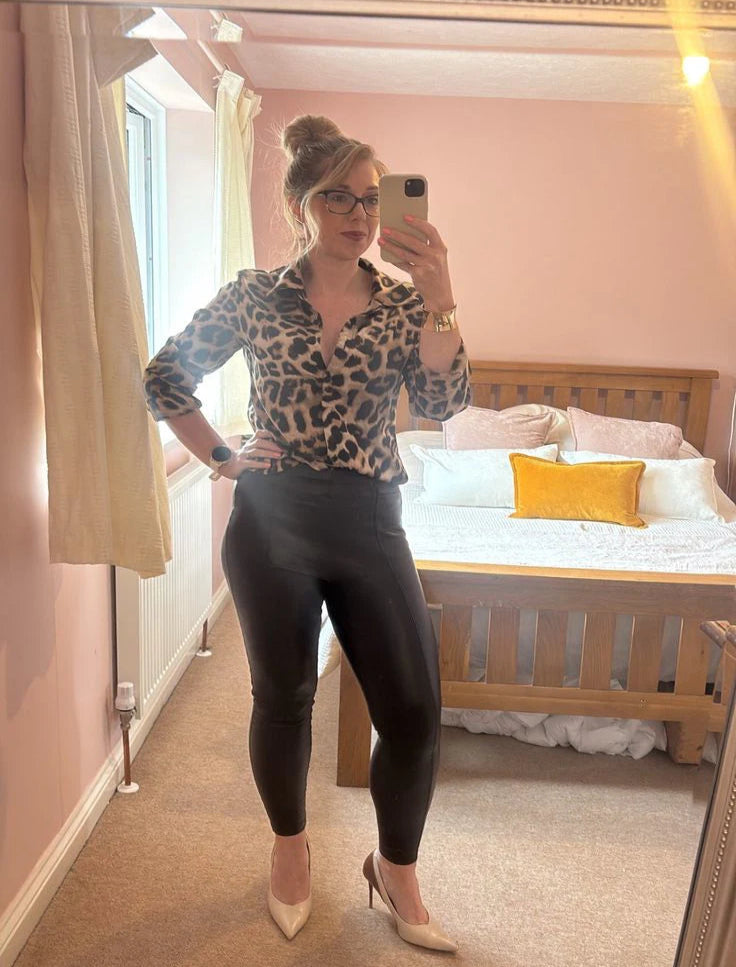 Pantalón en Cuerina negro de Tiro alto Ajustado – Te Hace Ver Moderna, Elegante y con Cinturita — Sin Usar Faja